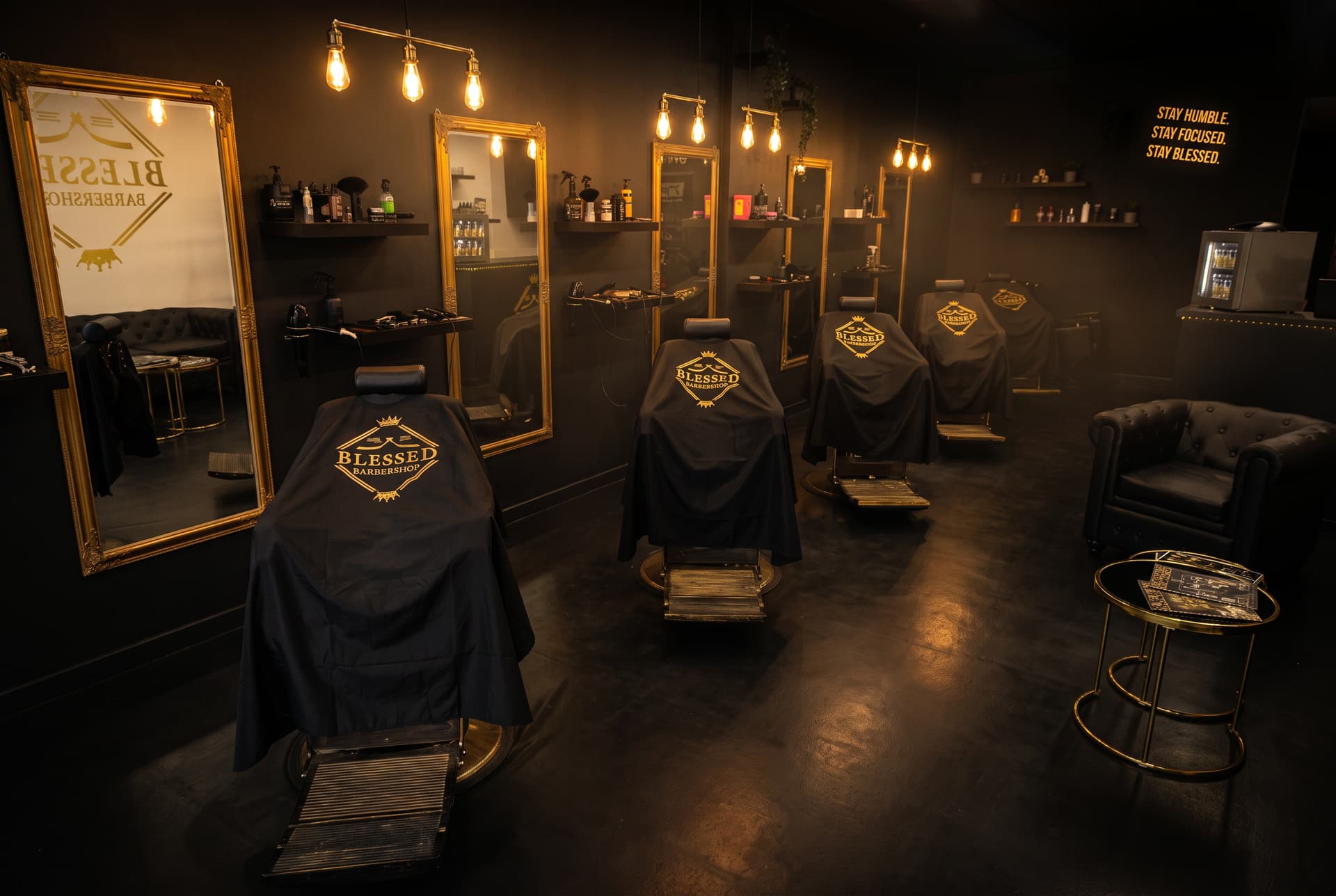 Interiér Blessed Barbershop — kožená křesla a mosazné detaily