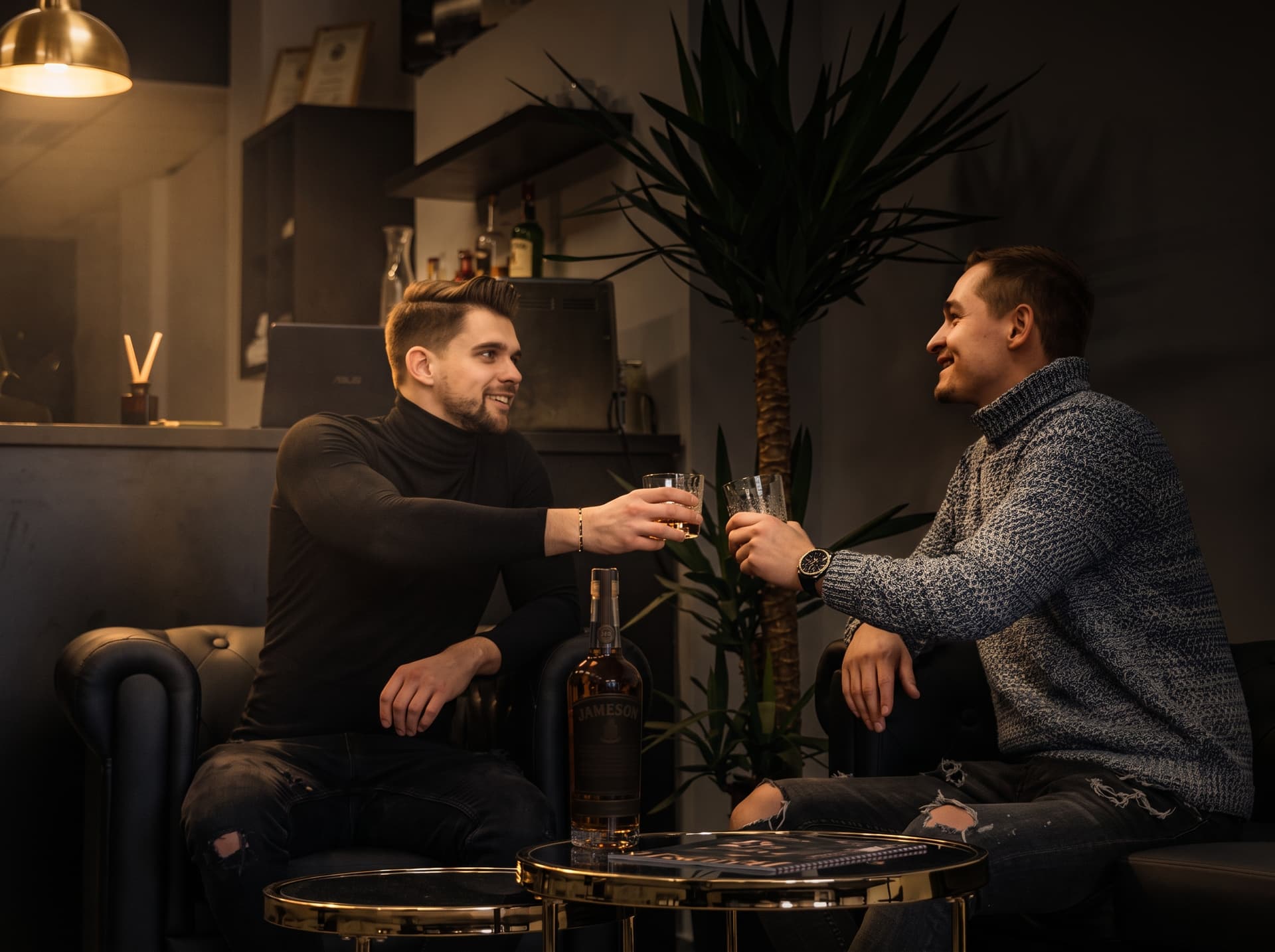 Lounge část Blessed Barbershop v Liberci — kožená chesterfield křesla a posezení po střihu