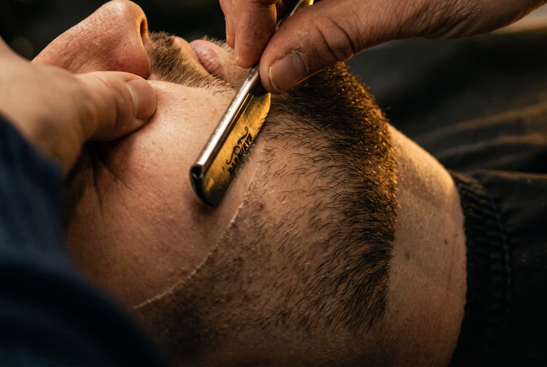 Úprava vousů a kontura plnovousu klasickou břitvou v Blessed Barbershop Liberec