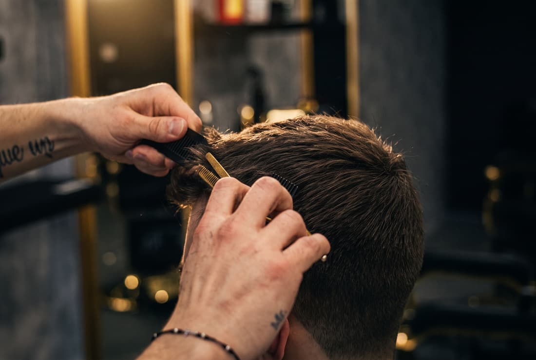 Klasický pánský střih nůžkami přes hřeben v Blessed Barbershop Liberec